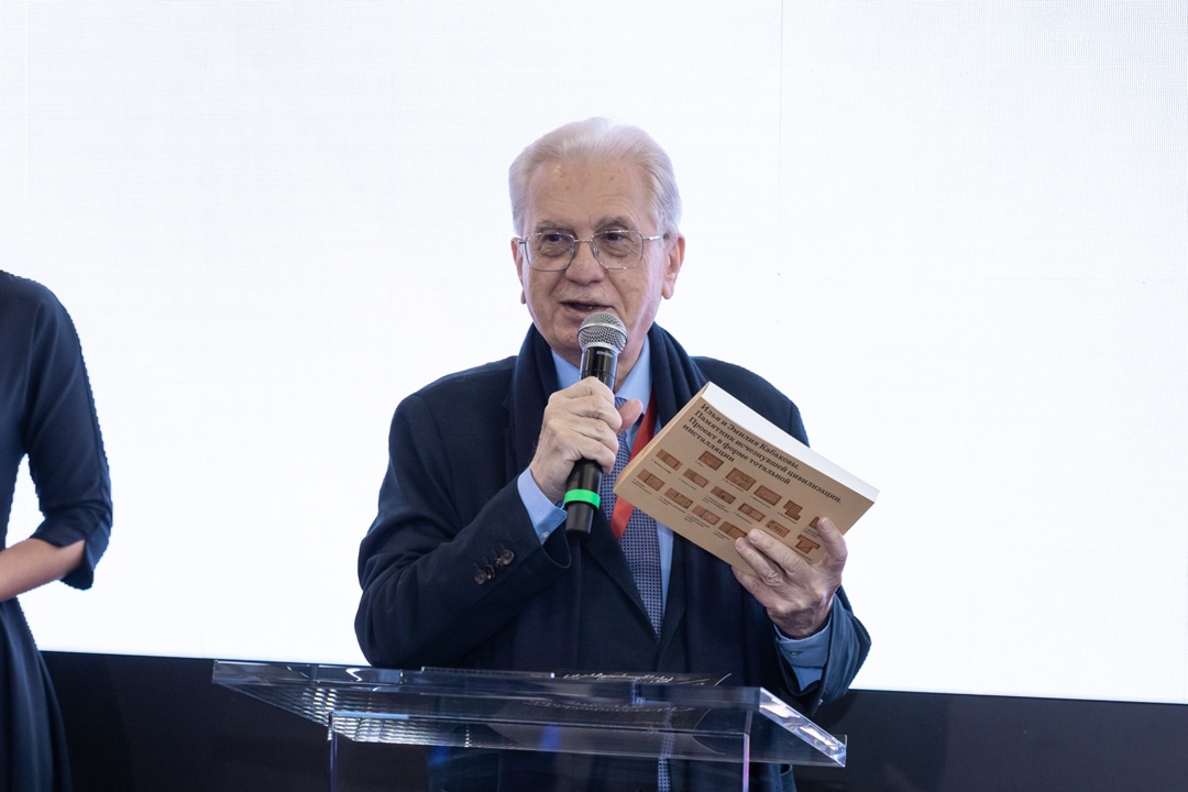 19 июня в рамках ПМЭФ ПАО «НОВАТЭК» и Государственный Эрмитаж представили каталог выставки Ильи и Эмилии Кабаковых «Памятник исчезнувшей цивилизации».