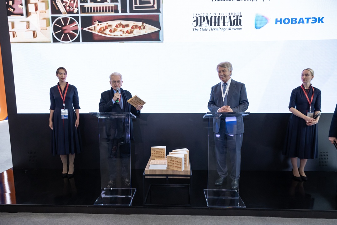 19 июня в рамках ПМЭФ ПАО «НОВАТЭК» и Государственный Эрмитаж представили каталог выставки Ильи и Эмилии Кабаковых «Памятник исчезнувшей цивилизации».