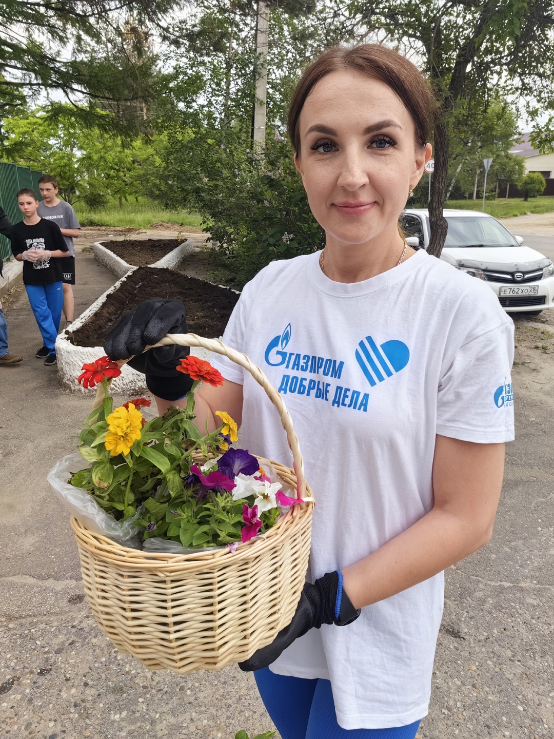 Волонтеры Амурского ГПЗ помогли зацвести клумбам возле Свободненского социального приюта