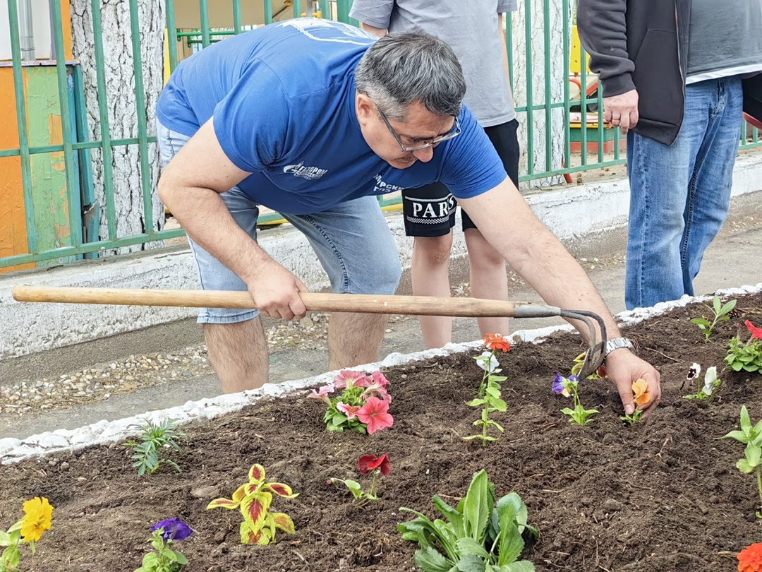 Волонтеры Амурского ГПЗ помогли зацвести клумбам возле Свободненского социального приюта