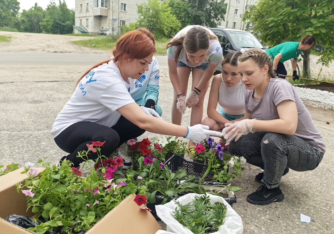 Волонтеры Амурского ГПЗ помогли зацвести клумбам возле Свободненского социального приюта