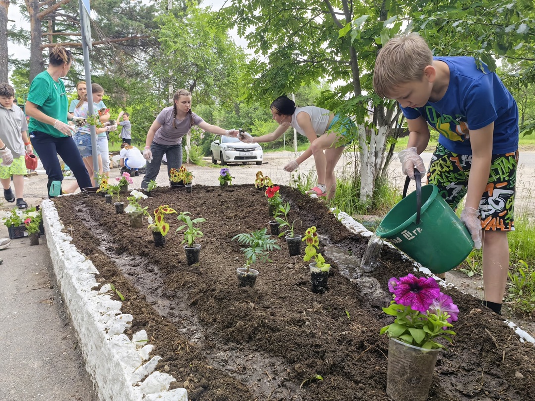Волонтеры Амурского ГПЗ помогли зацвести клумбам возле Свободненского социального приюта