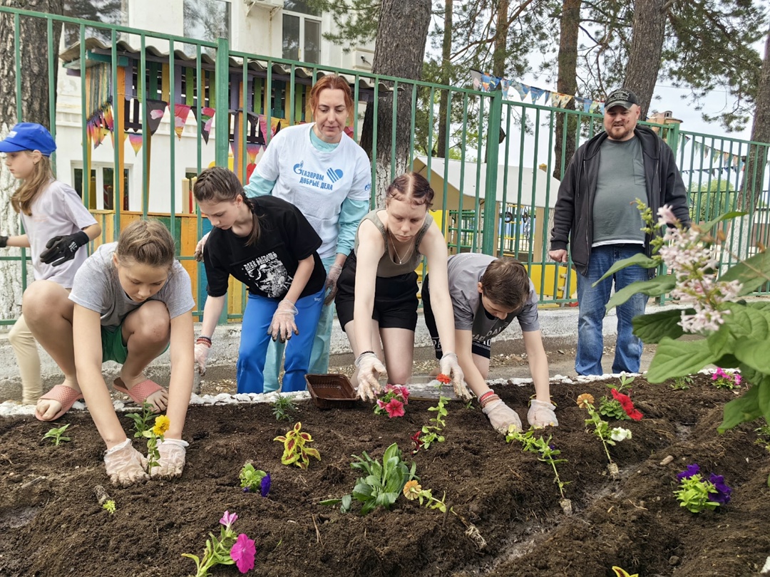 Волонтеры Амурского ГПЗ помогли зацвести клумбам возле Свободненского социального приюта