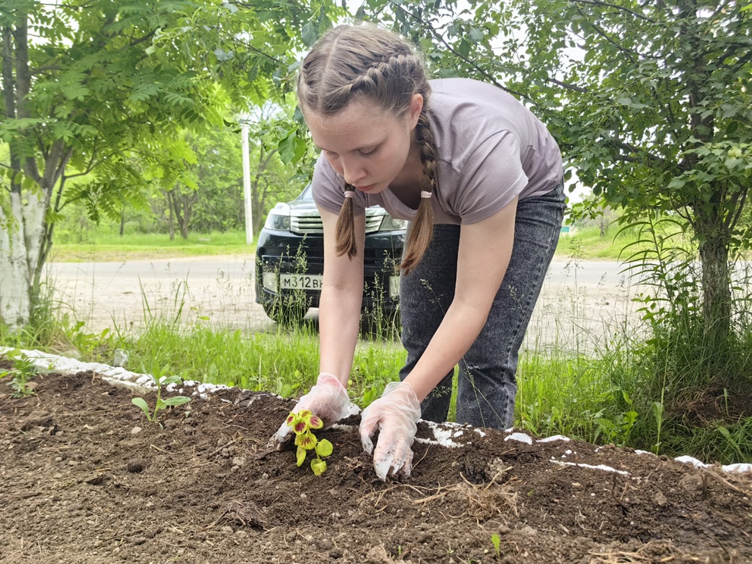 Волонтеры Амурского ГПЗ помогли зацвести клумбам возле Свободненского социального приюта