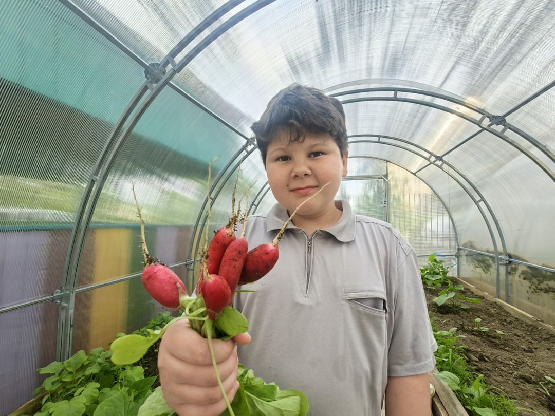 Волонтеры Амурского ГПЗ помогли зацвести клумбам возле Свободненского социального приюта
