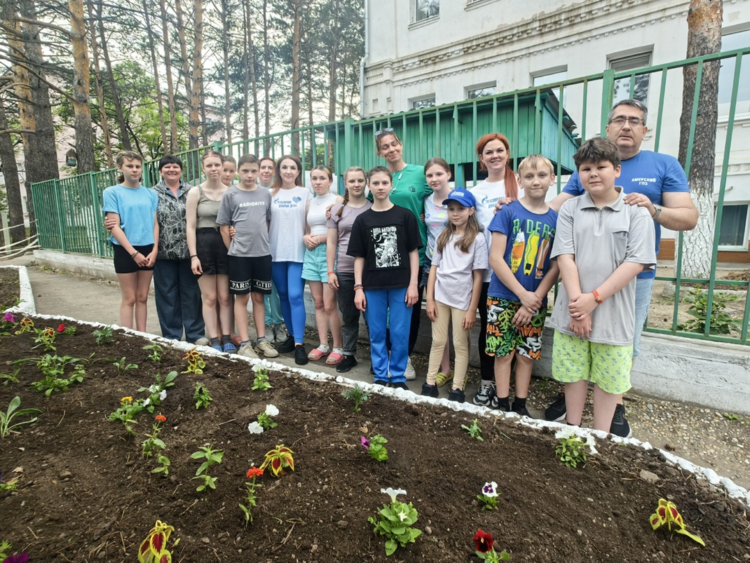 Волонтеры Амурского ГПЗ помогли зацвести клумбам возле Свободненского социального приюта