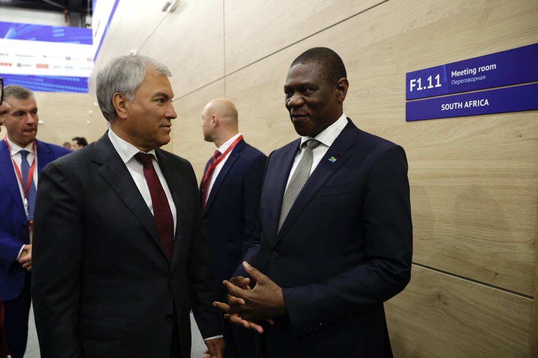 Председатель ГД Вячеслав Володин провел встречу с вице-президентом Южно-Африканской Республики Полом Шипокоса Машатиле.