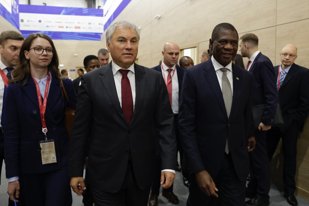 Председатель ГД Вячеслав Володин провел встречу с вице-президентом Южно-Африканской Республики Полом Шипокоса Машатиле.