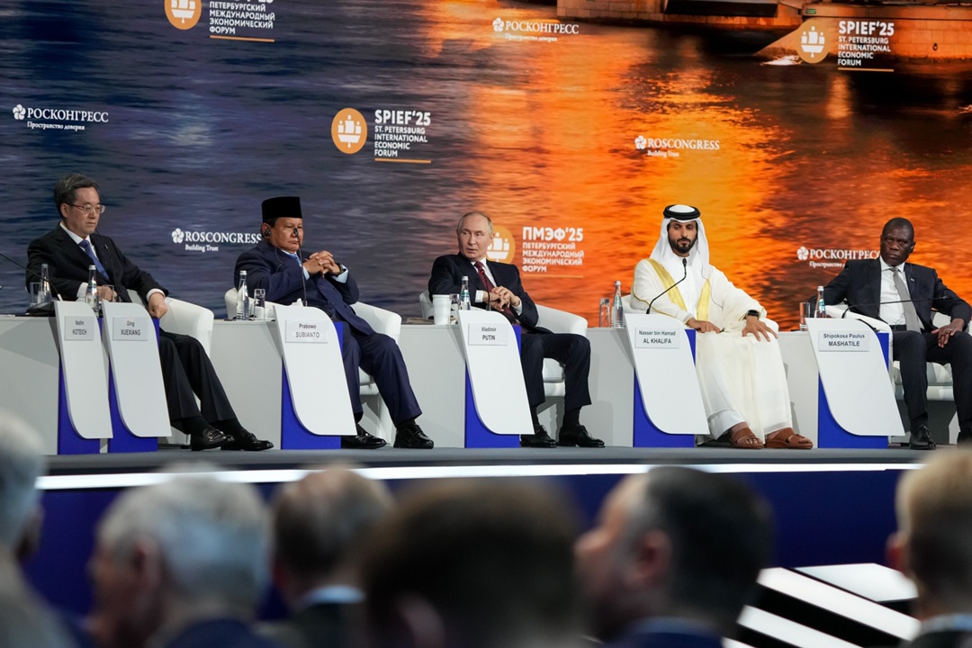 Председатель ГД Вячеслав Володин и депутаты приняли участие в пленарном заседании Петербургского международного экономического форума.