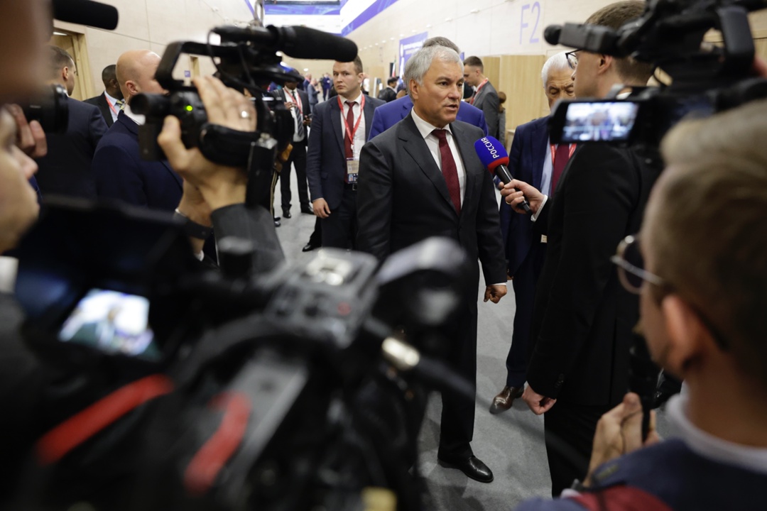 Председатель ГД Вячеслав Володин и депутаты приняли участие в пленарном заседании Петербургского международного экономического форума.