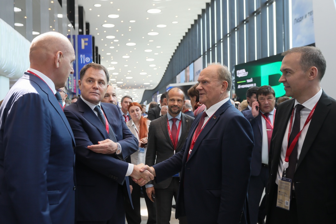 Председатель ГД Вячеслав Володин и депутаты приняли участие в пленарном заседании Петербургского международного экономического форума.