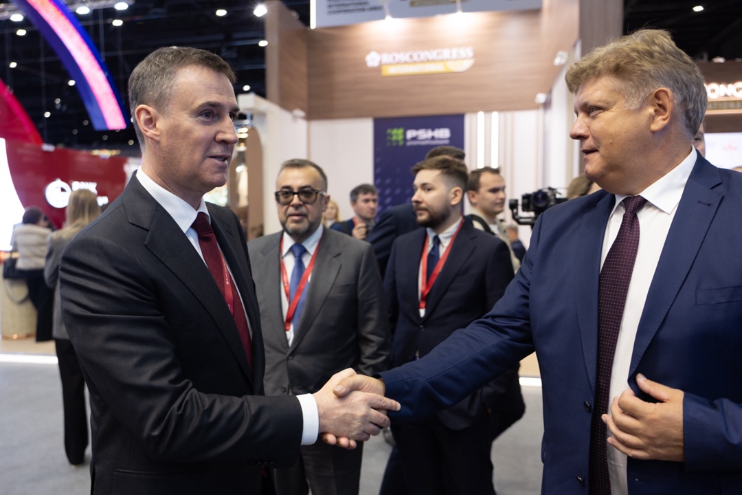 Дмитрий Патрушев осмотрел стенд «Большая Сибирь» и ознакомился с достижениями регионов на ПМЭФ-2025