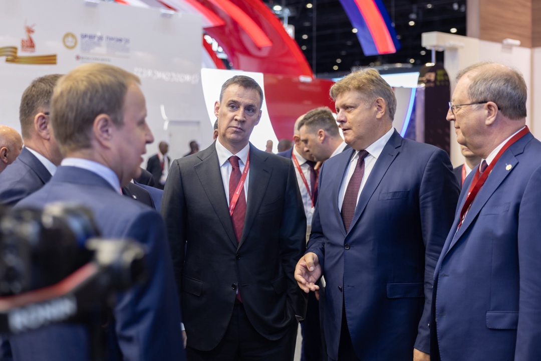 Дмитрий Патрушев осмотрел стенд «Большая Сибирь» и ознакомился с достижениями регионов на ПМЭФ-2025