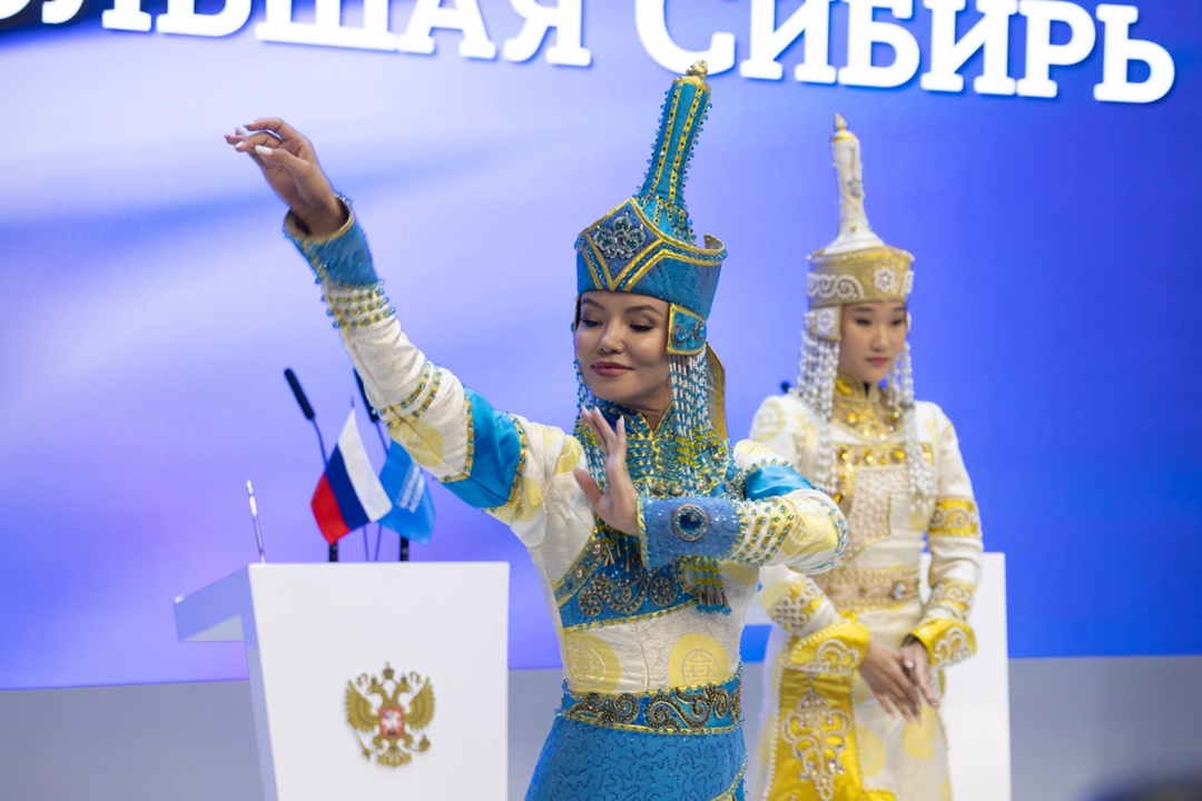 Дмитрий Патрушев осмотрел стенд «Большая Сибирь» и ознакомился с достижениями регионов на ПМЭФ-2025