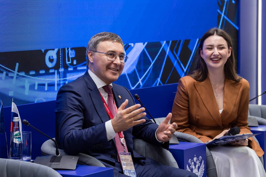 Валерий Фальков провел традиционную встречу со студенческим медиацентром Минобрнауки на полях ПМЭФ в день старта приемной кампании