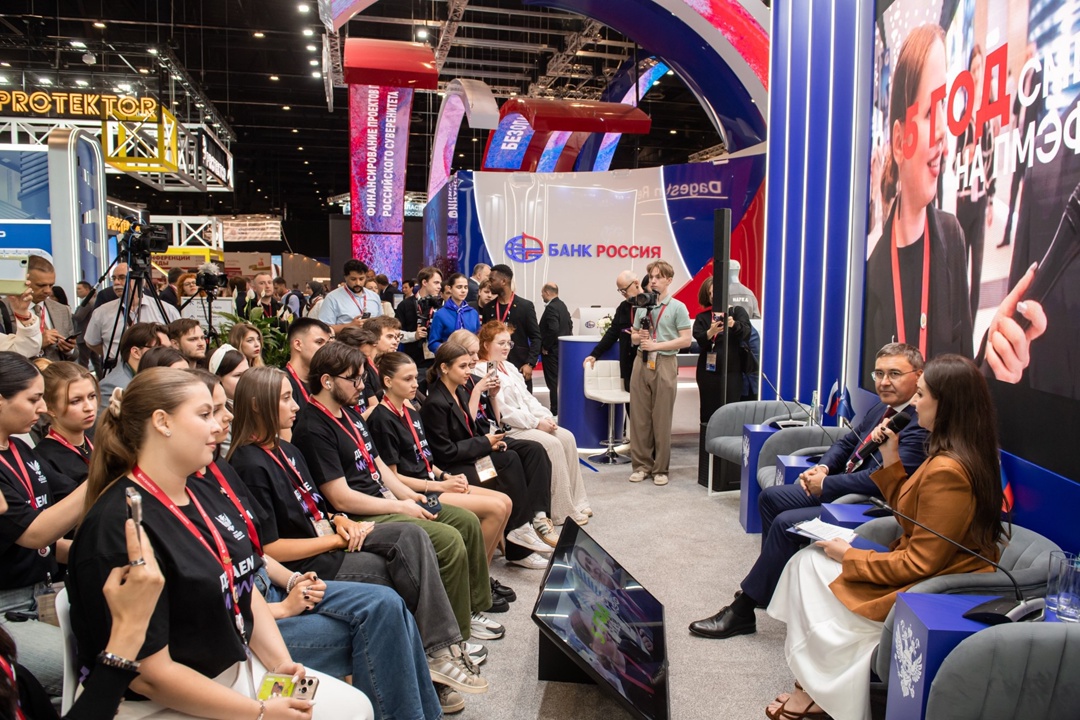 Валерий Фальков провел традиционную встречу со студенческим медиацентром Минобрнауки на полях ПМЭФ в день старта приемной кампании