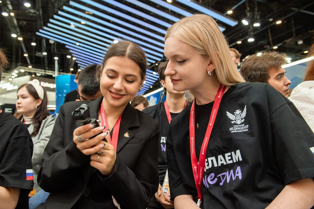 Валерий Фальков провел традиционную встречу со студенческим медиацентром Минобрнауки на полях ПМЭФ в день старта приемной кампании