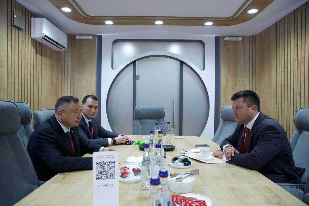Министр строительства и ЖКХ РФ Ирек Файзуллин на полях ПМЭФ'25 провел рабочую встречу с главой городского округа город Уфа Республики Башкортостан Ратмиром…