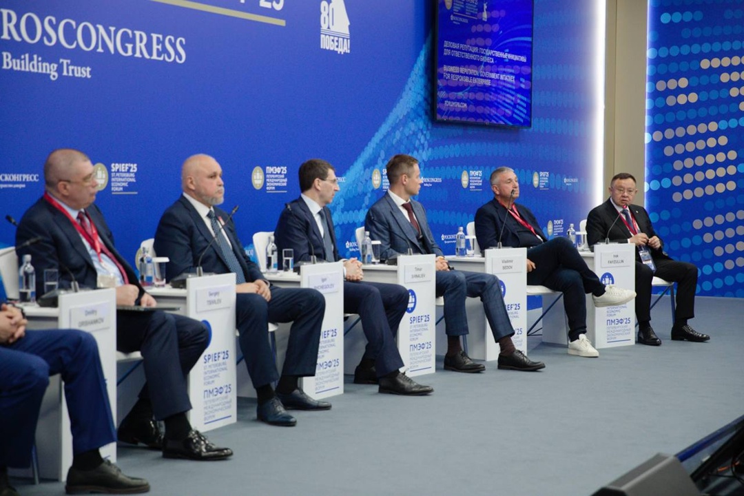 Министр строительства и ЖКХ РФ Ирек Файзуллин принял участие в сессии «Деловая репутация: государственные инициативы для ответственного бизнеса» на ПМЭФ'25