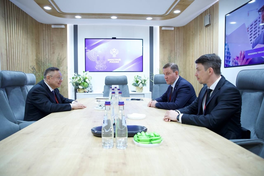 Министр строительства и ЖКХ РФ Ирек Файзуллин провел рабочую встречу с Главой Республики Алтай Андреем Турчаком на ПМЭФ'25