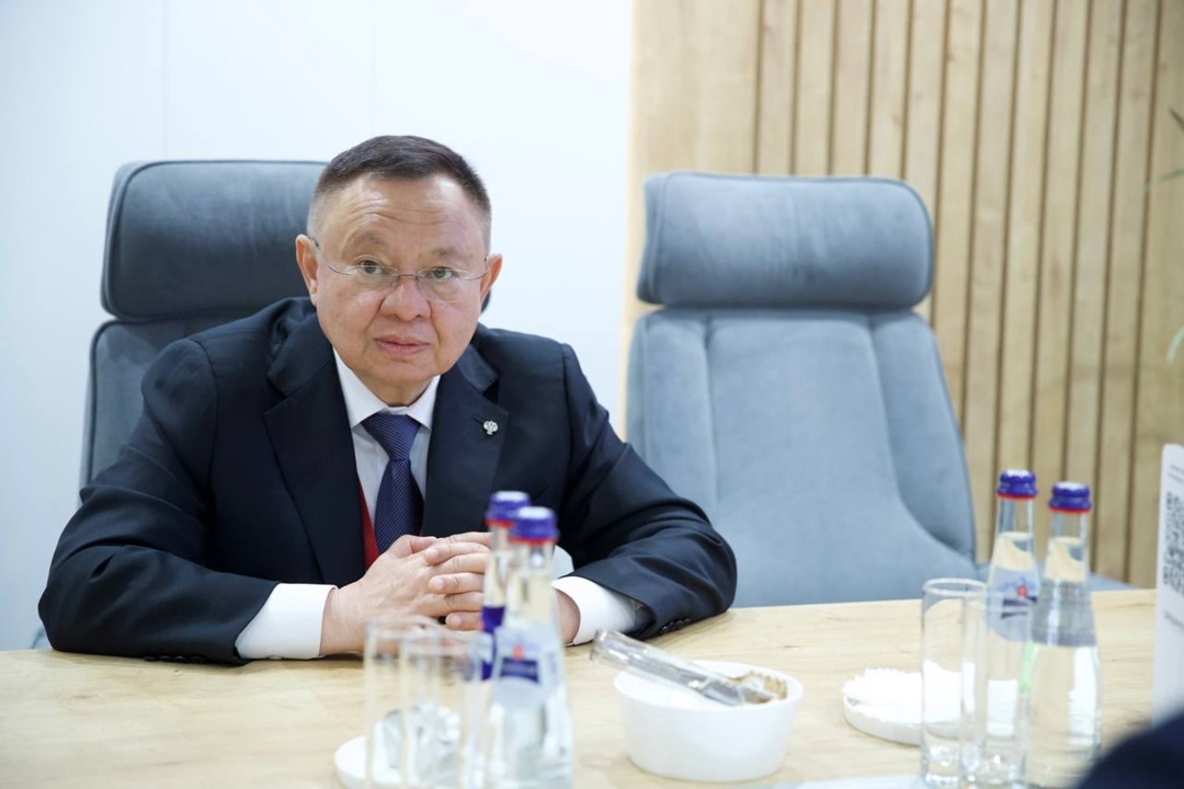 Министр строительства и ЖКХ РФ Ирек Файзуллин провел рабочую встречу с Главой Республики Алтай Андреем Турчаком на ПМЭФ'25