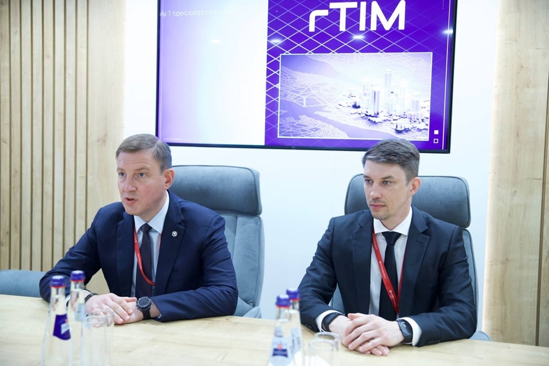 Министр строительства и ЖКХ РФ Ирек Файзуллин провел рабочую встречу с Главой Республики Алтай Андреем Турчаком на ПМЭФ'25