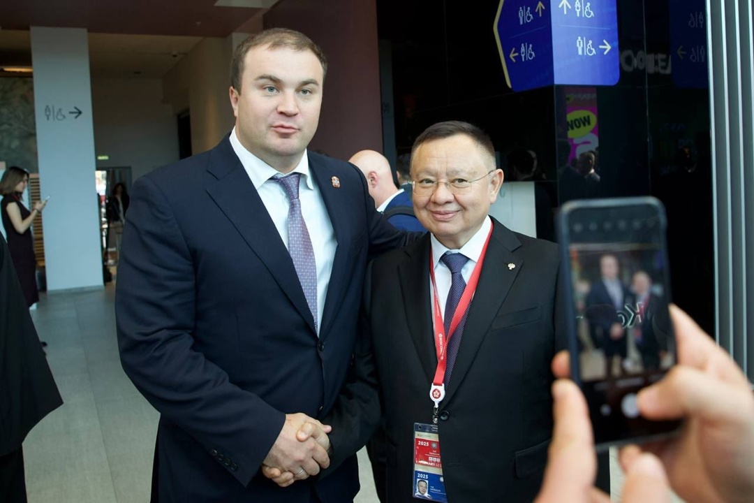 На ПМЭФ'25 Ирек Файзуллин обсудил с Виталием Хоценко развитие строительной отрасли и сферы ЖКХ Омской области