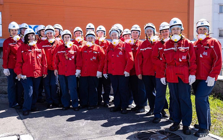 Женский десант на ММК Как часто преподаватель видит, где вживую работают его выпускники? Сотрудницы МГТУ им. Г.И