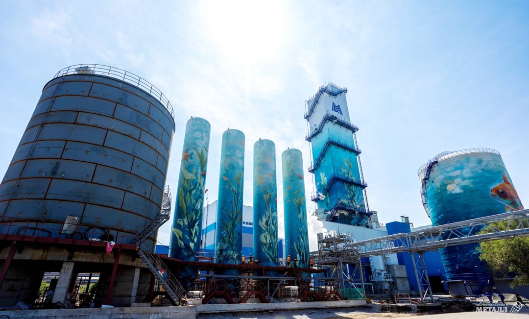 «Аквариум» посреди промплощадки? Да! И это только начало.
На территории ММК появилась настоящая галерея под открытым небом