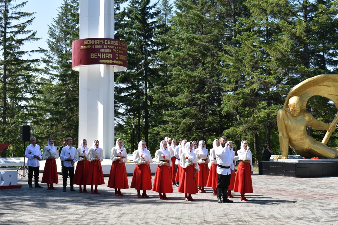 В День памяти и скорби амурские газопереработчики возложили цветы к Мемориалу Славы в Свободном