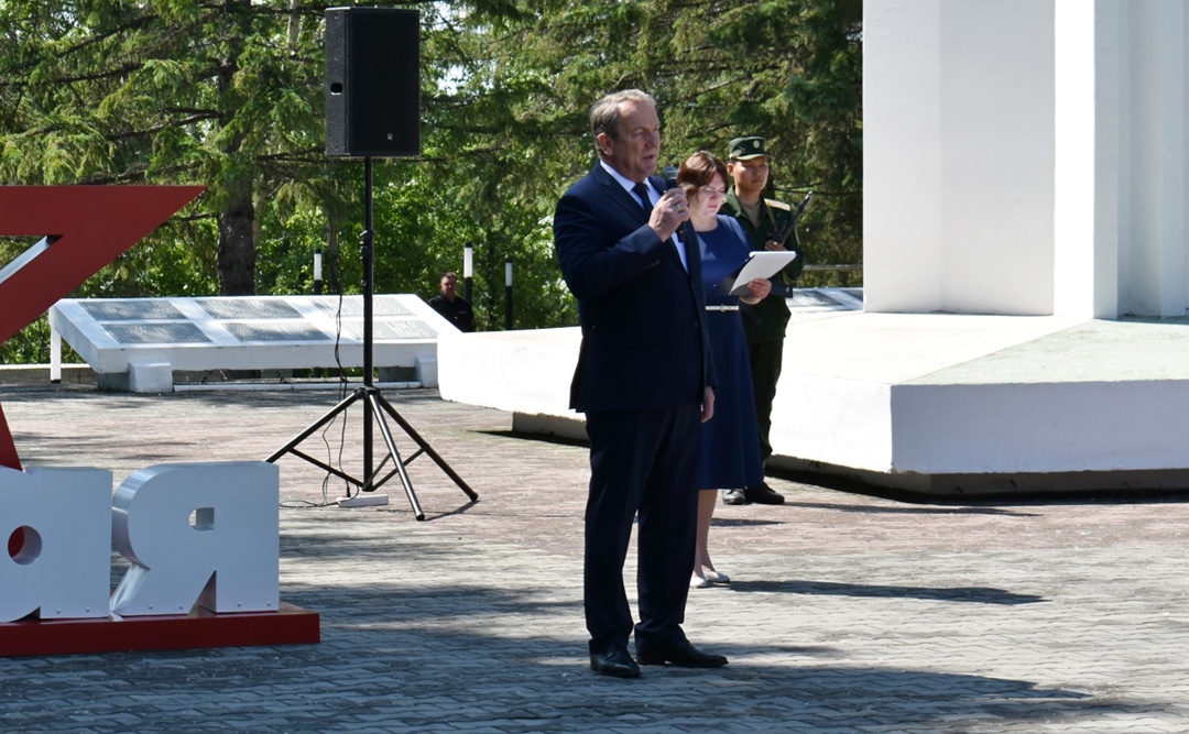 В День памяти и скорби амурские газопереработчики возложили цветы к Мемориалу Славы в Свободном