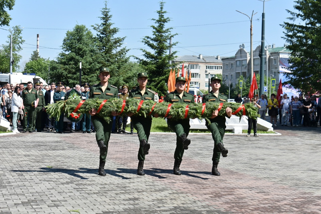 В День памяти и скорби амурские газопереработчики возложили цветы к Мемориалу Славы в Свободном
