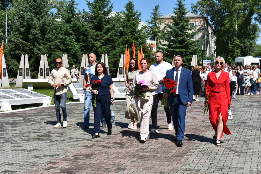 В День памяти и скорби амурские газопереработчики возложили цветы к Мемориалу Славы в Свободном