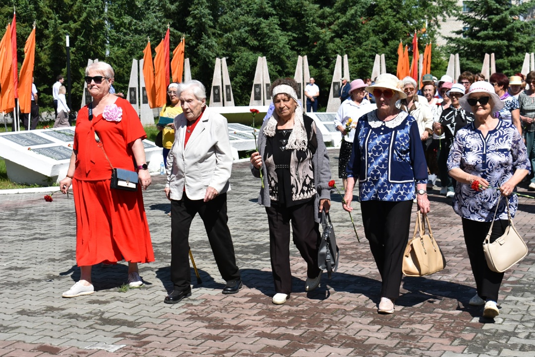 В День памяти и скорби амурские газопереработчики возложили цветы к Мемориалу Славы в Свободном