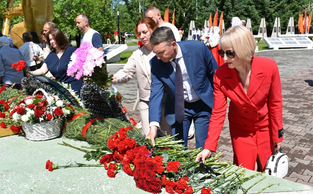 В День памяти и скорби амурские газопереработчики возложили цветы к Мемориалу Славы в Свободном