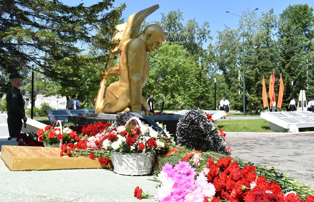 В День памяти и скорби амурские газопереработчики возложили цветы к Мемориалу Славы в Свободном