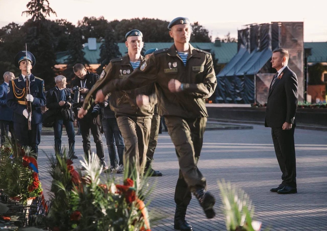 Через века, через года — помните!