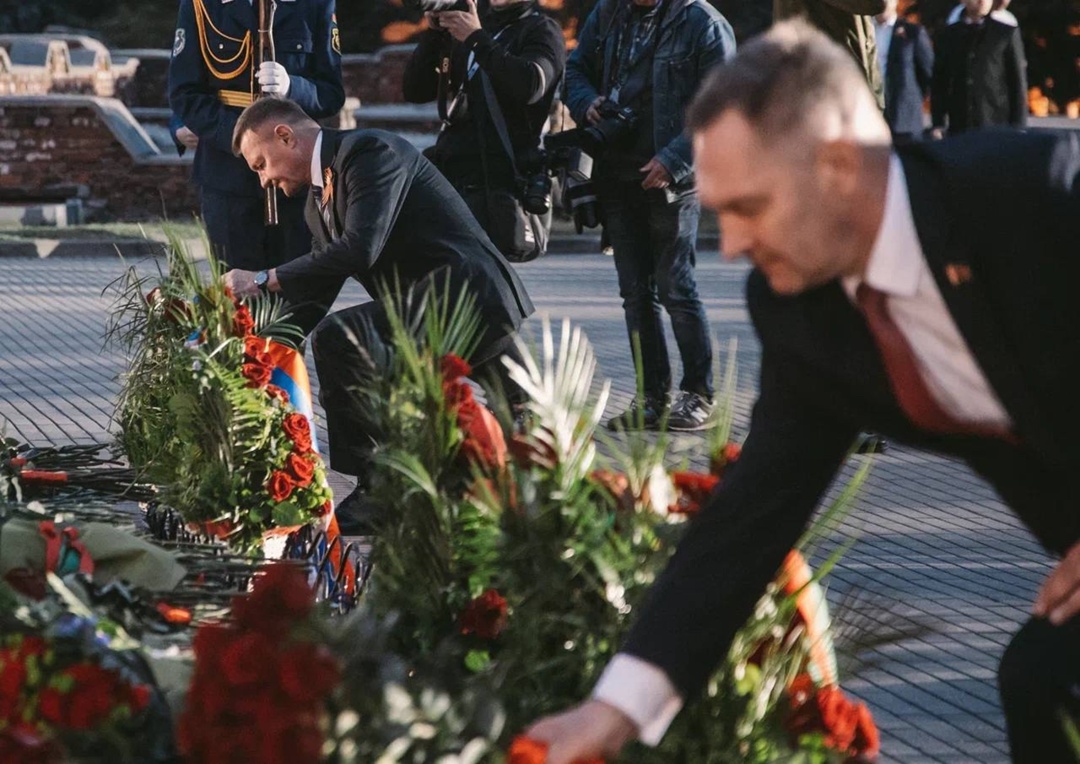 Через века, через года — помните!