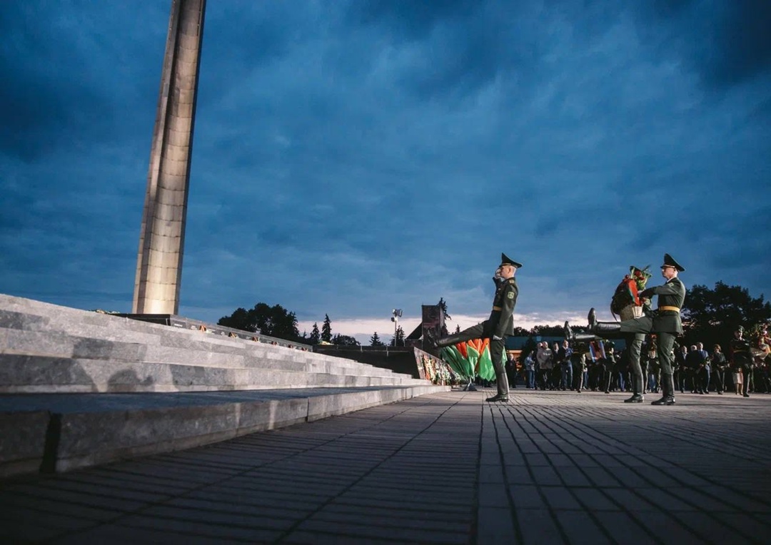 Через века, через года — помните!
