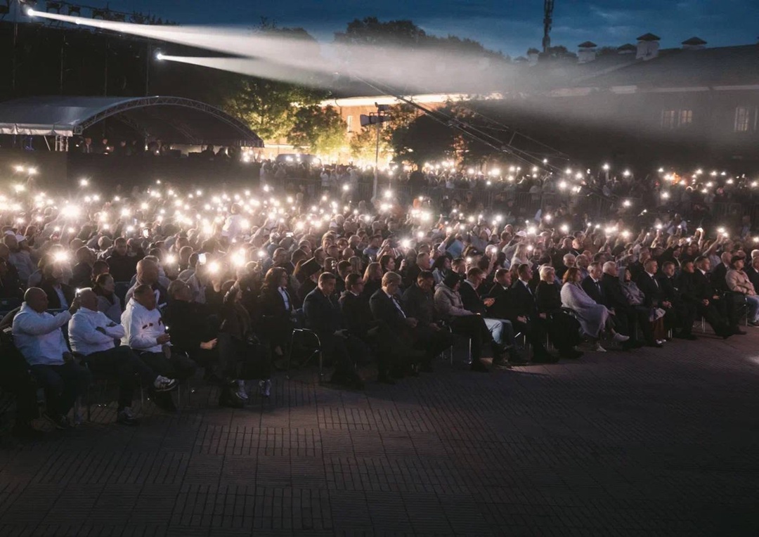 Через века, через года — помните!
