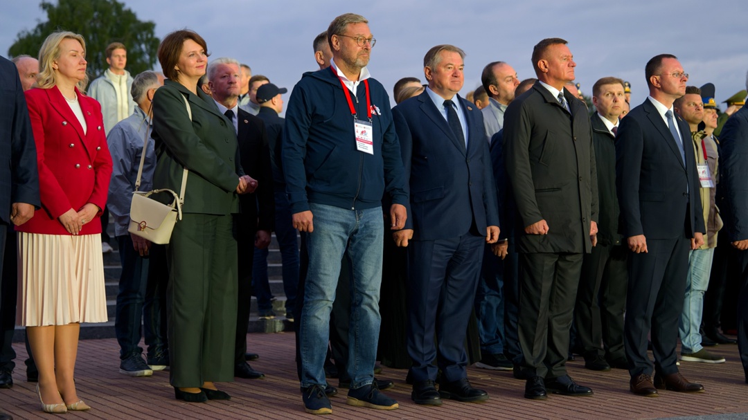 В мемориальном комплексе «Брестская крепость-герой» состоялся ночной митинг-реквием, посвященный Дню всенародной памяти жертв Великой Отечественной войны