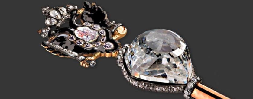 Традиция давать имена крупным драгоценным алмазам берет свое начало в древней Индии. Именно здесь были найдены знаменитые кристаллы «Шах, «Кохинур», «Орлов»