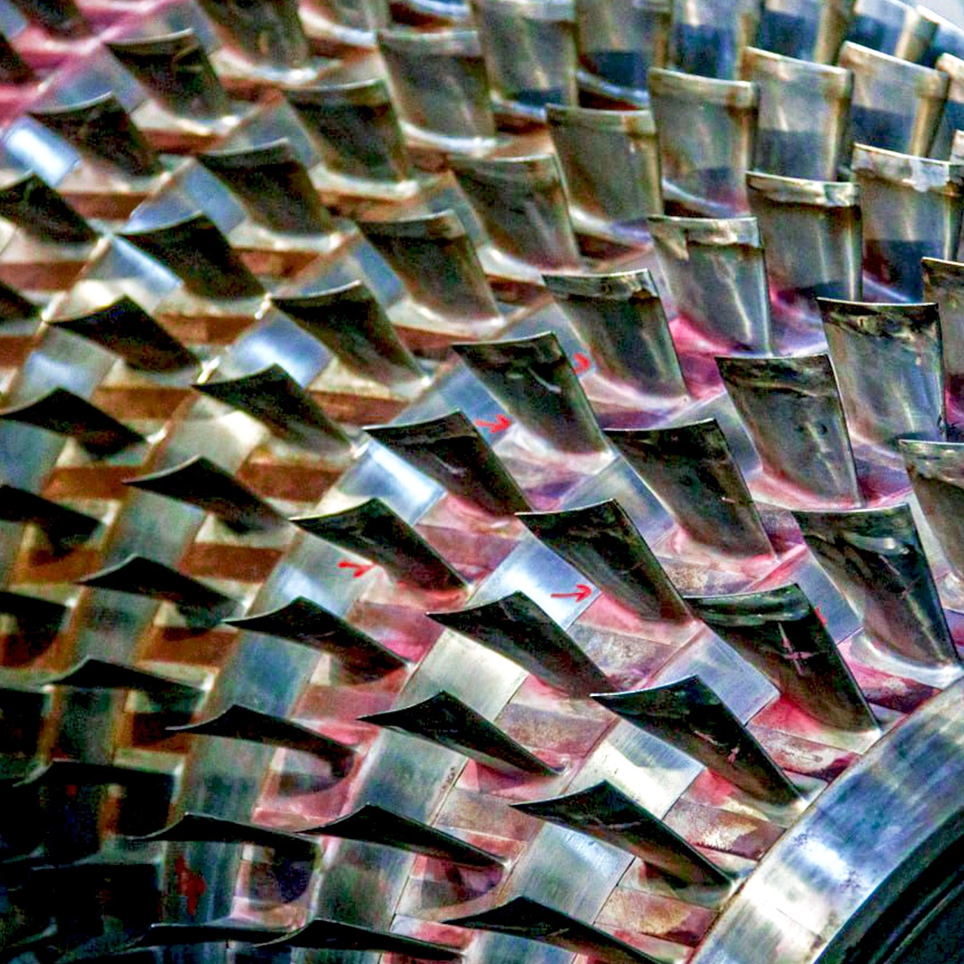 В промышленности форма в первую очередь подчинена функции, но все равно рождает красоту.