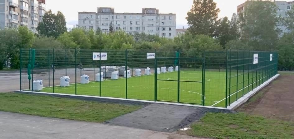 Современная мини-футбольная площадка с искусственным покрытием построена возле школы №15 Златоуста