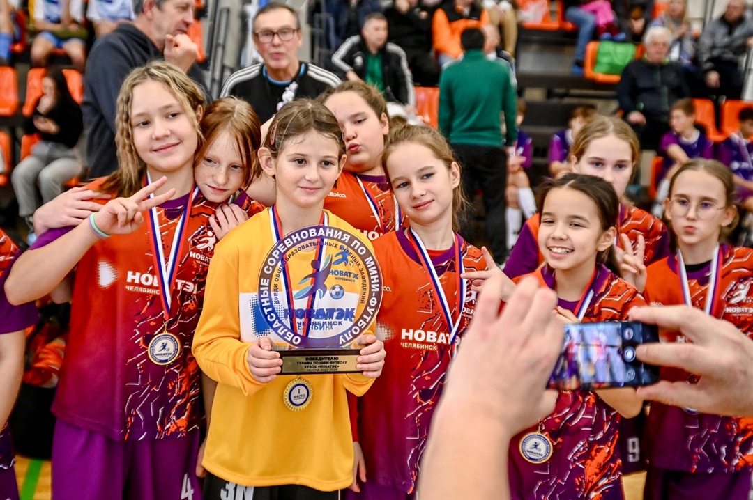 Современная мини-футбольная площадка с искусственным покрытием построена возле школы №15 Златоуста