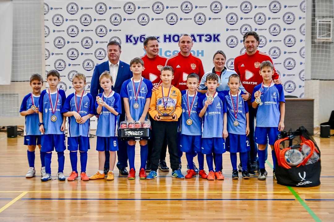 Современная мини-футбольная площадка с искусственным покрытием построена возле школы №15 Златоуста