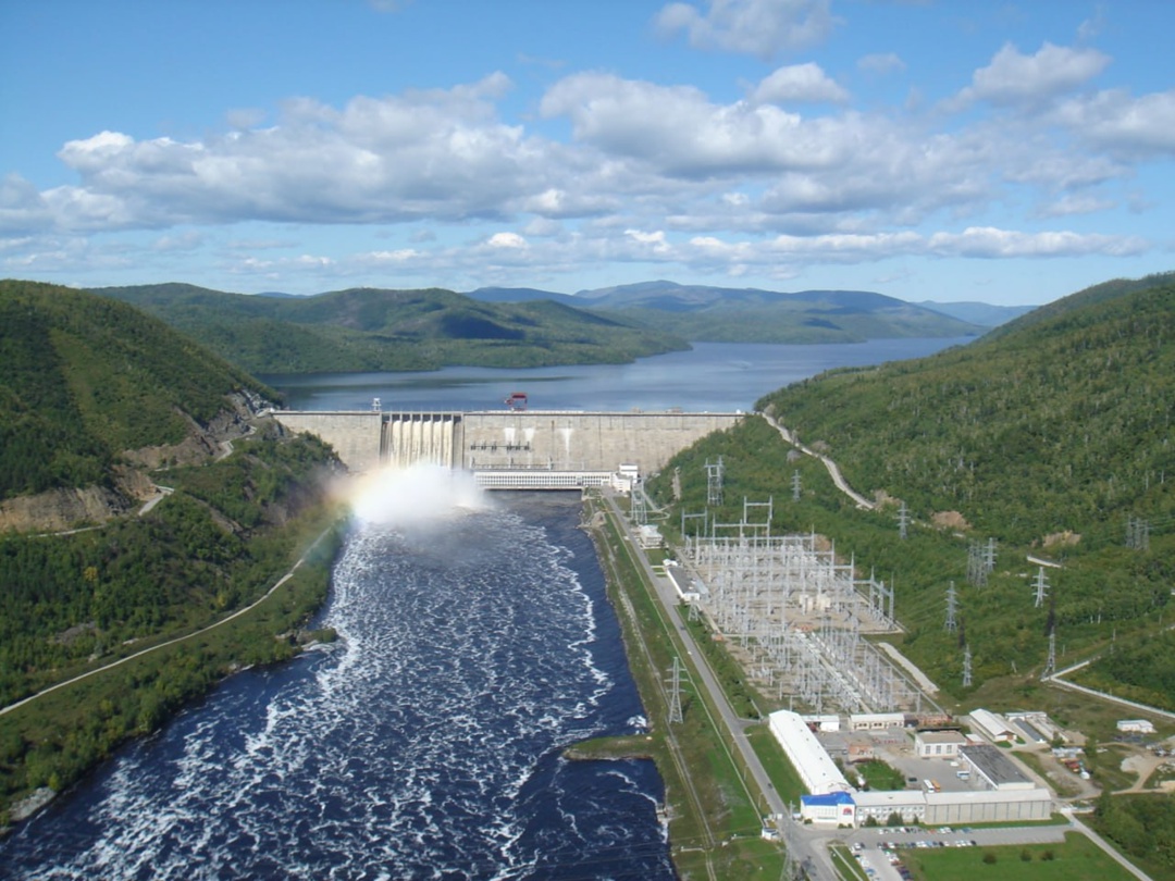 На этом архивном фото - Зейская ГЭС с работающим водосбросом. Это редкое явление - ёмкое водохранилище станции (третье по своему полному объёму в России