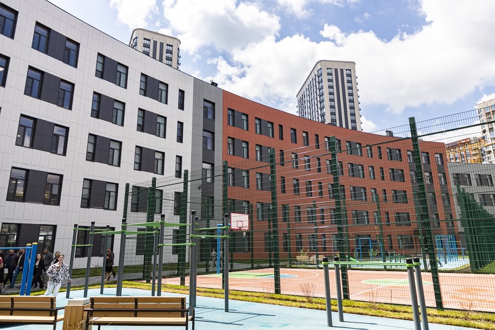 Глава Минстроя России Ирек Файзуллин посетил школу на 1100 мест в районе «Левобережье»