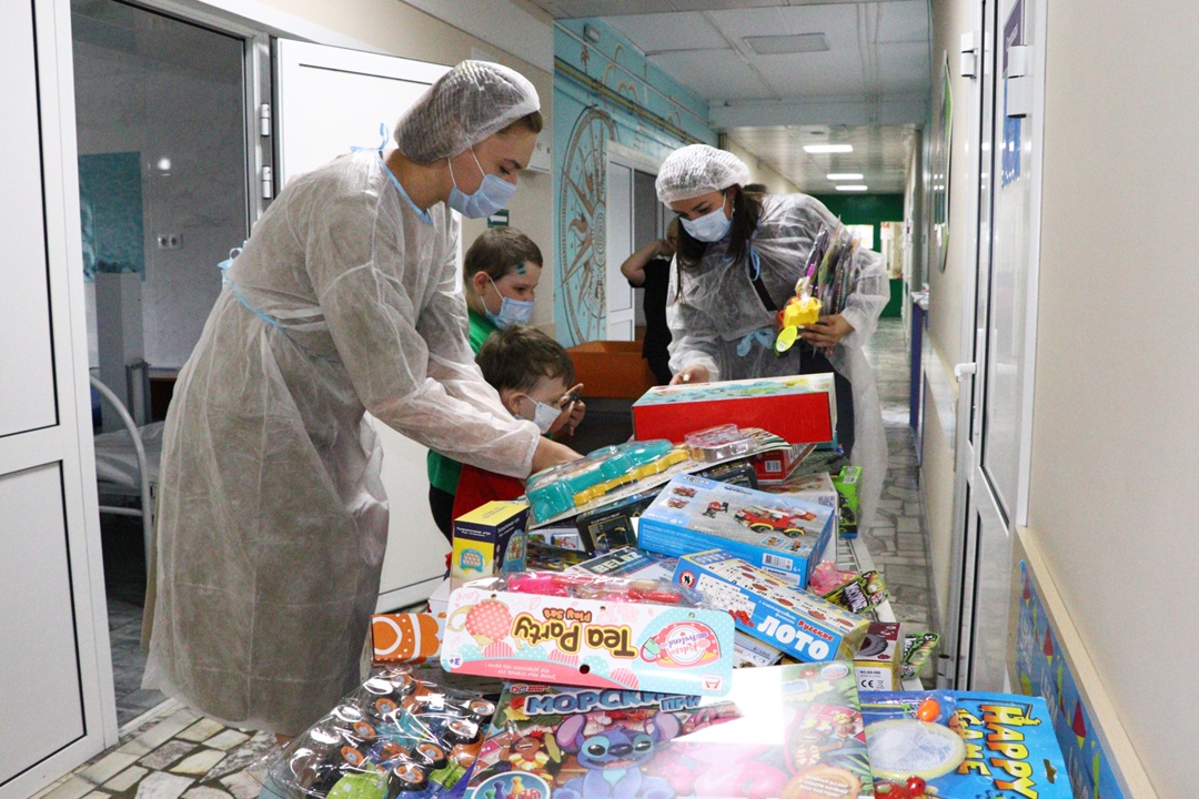 Подарили детям частичку храбрости Передали юным пациентам отделения онкологии и гематологии Кузбасской детской клинической больницы им. Ю. Е