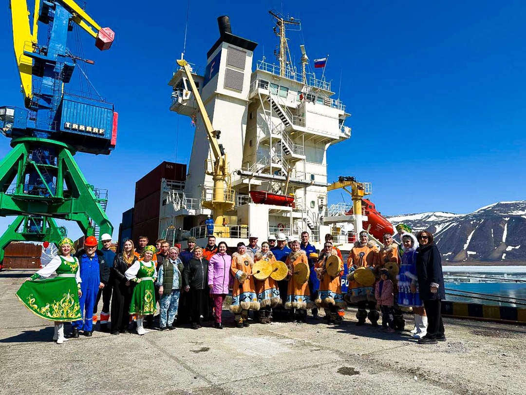 Хотите посмотреть, как встречают первое судно летней навигации на Чукотке? Это целая церемония!